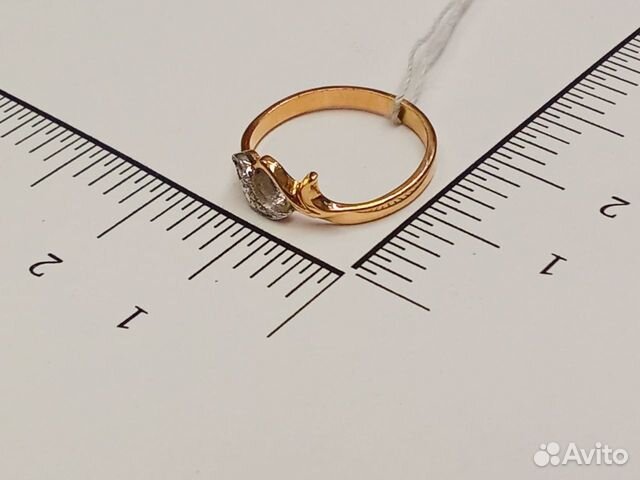 Кольцо с природным камнем Золото