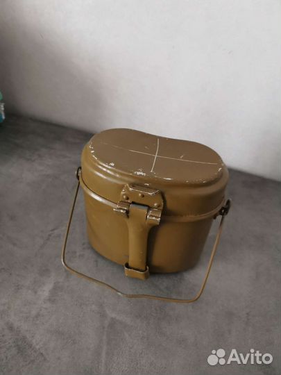 Котелок и фляга армейские