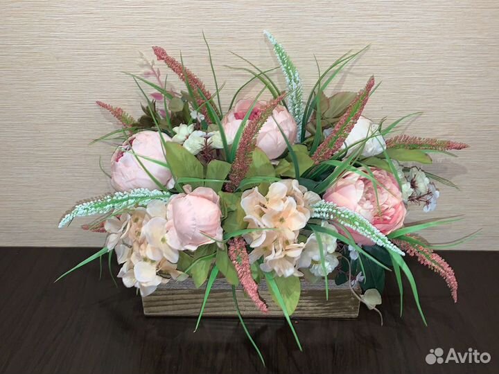 Композиция из искусственных цветов