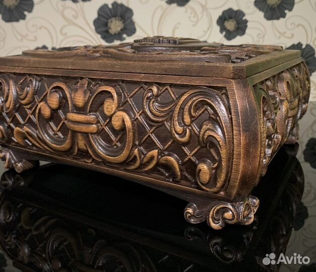 Резная шкатулка из дерева