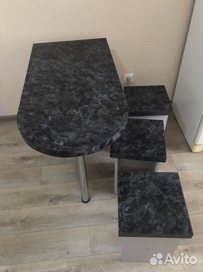 Кухонный стол и стулья комплект