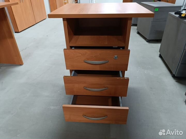 Тумбы приставные, состояние новых