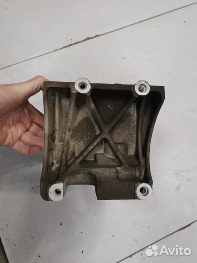 Кронштейн компрессора кондиционера Ford Focus 2