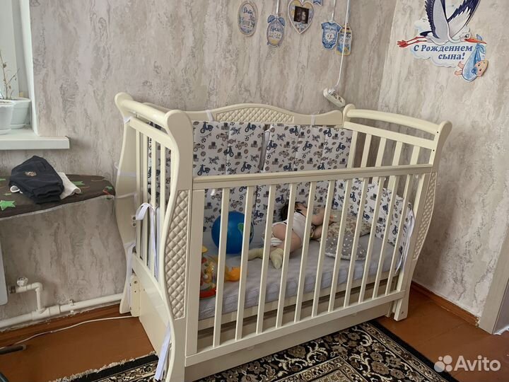 Детская кроватка с маятником и ящиком