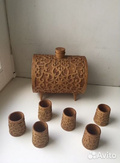 Сувенирный винный бочонок со стопками из бересты