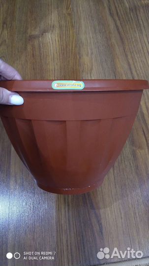 Большой пластиковый горшок для цветов