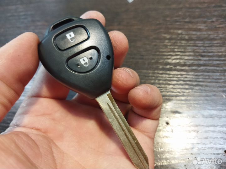 Ключ тойота 2 кнопки вдоль лезвие TOY47