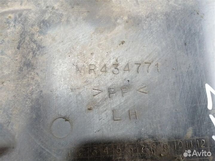 Пыльник двигателя Митсубиси Лансер 9