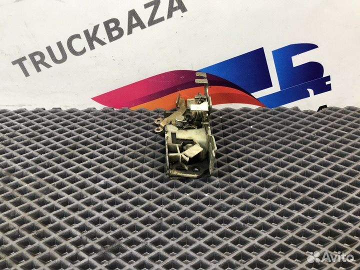 Замок двери передней правой