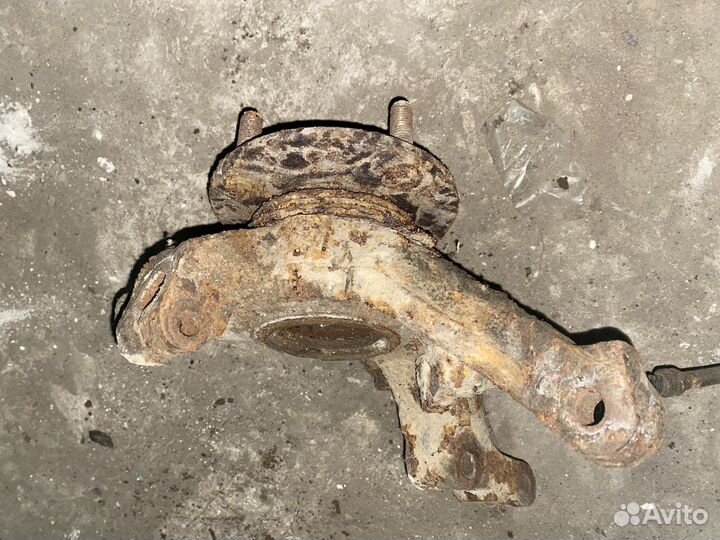 Поворотный кулак Peugeot 405