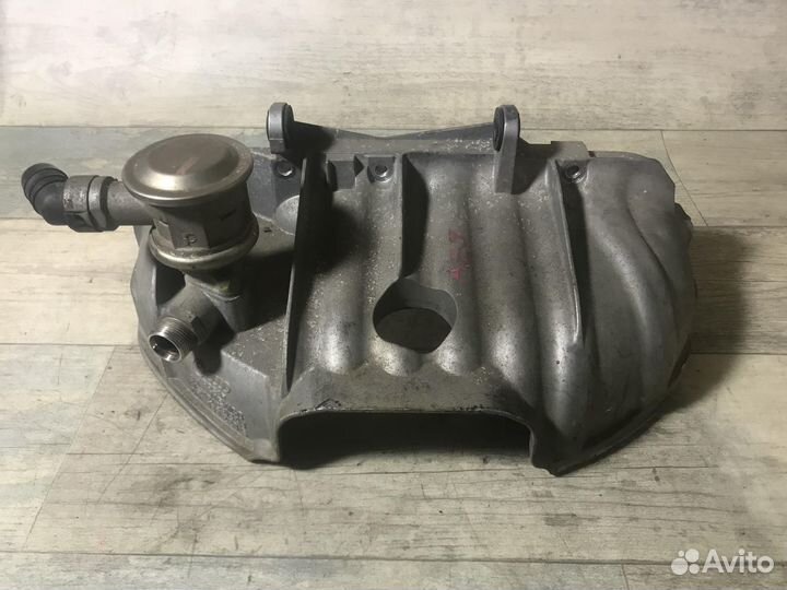 Кожух выпускного коллектора с клапаном рецеркуляци