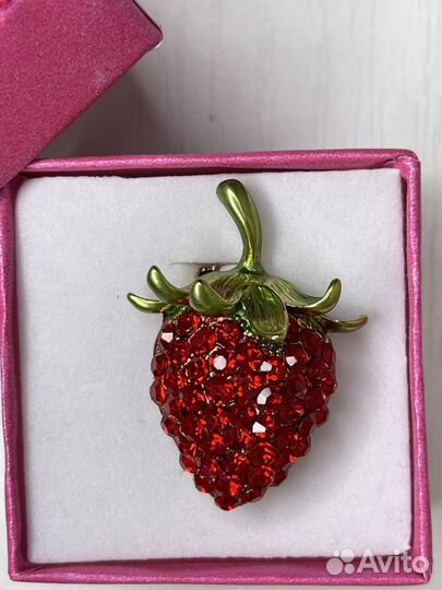 Брошь Клубника