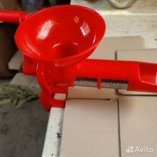 Механическая соковыжималка для томатов