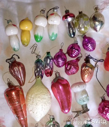 Елочные разные игрушки, овощи и фрукты