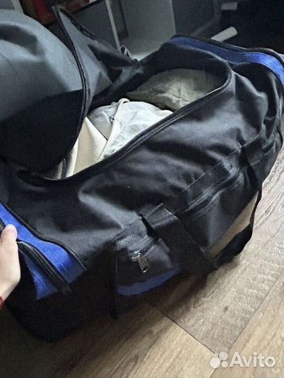 Сумка с женскими вещами