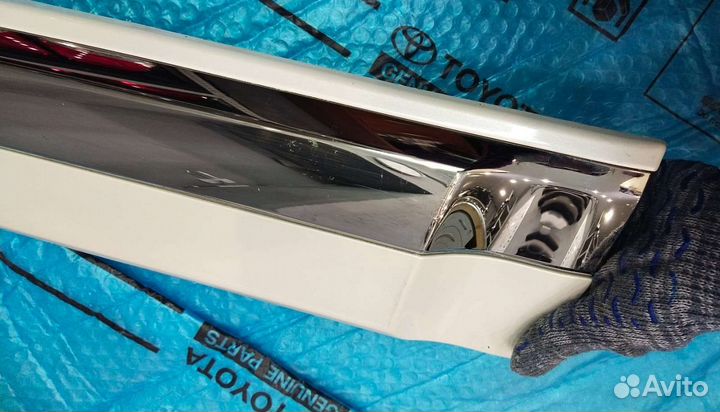 Молдинг Ленд Крузер 200 задний правый белый перл