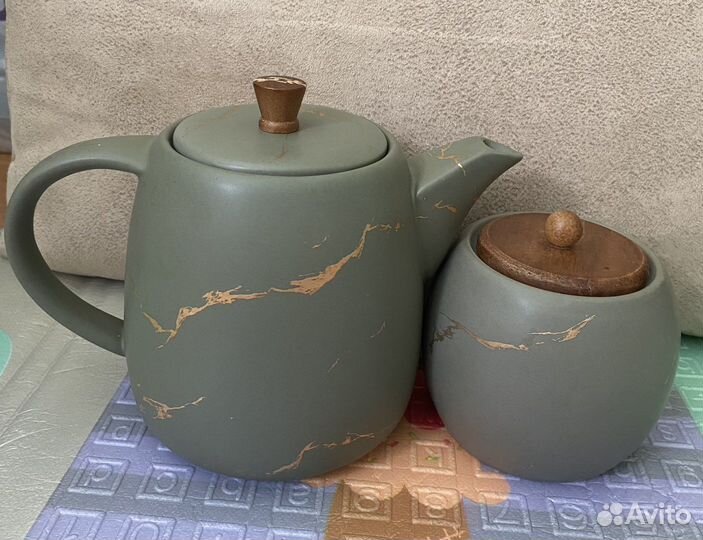 Заварочный чайник и сахарница