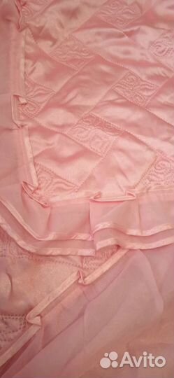 Розовое покрывало на од. Кравать