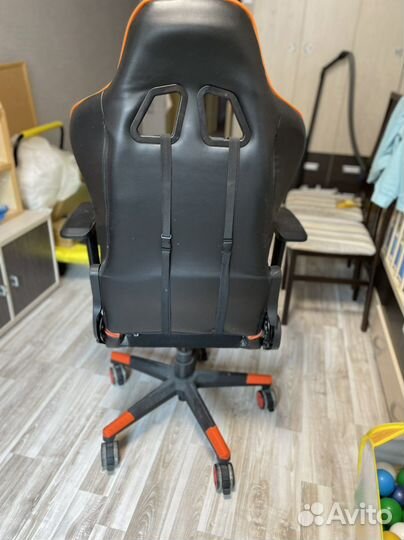 Игровое компьютерное кресло