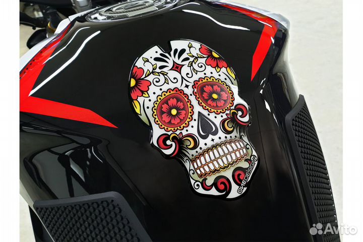 Центральная наклейка на бак One Design Red