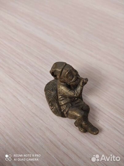 Мужик с трубкой на отдыхе латунная фигура