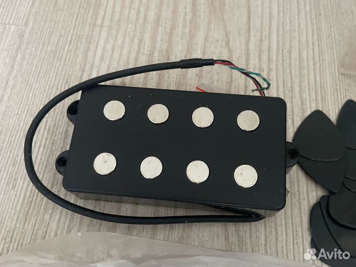 Колки, медиаторы, звукосниматель для гитары
