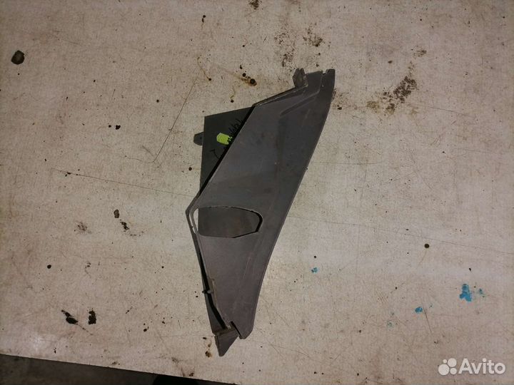 Правая торцевая накладка торпеды Nissan Terrano 2