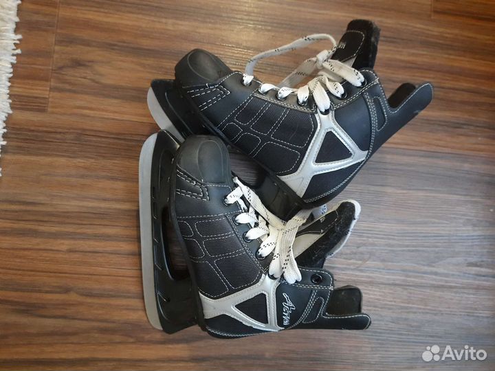 Коньки хоккейные