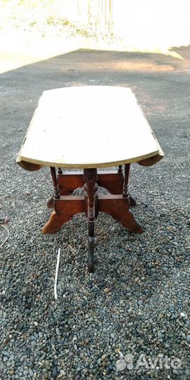 Стол резной круглый. ручная работа. раритет