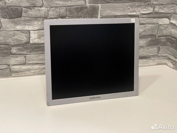 Монитор Samsung SyncMaster 770P