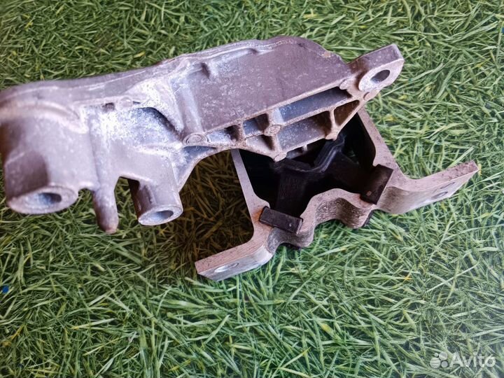 Подушка двигателя правая Рено сандеро 2016 г