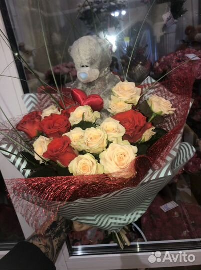 Букет роз с игрушкой