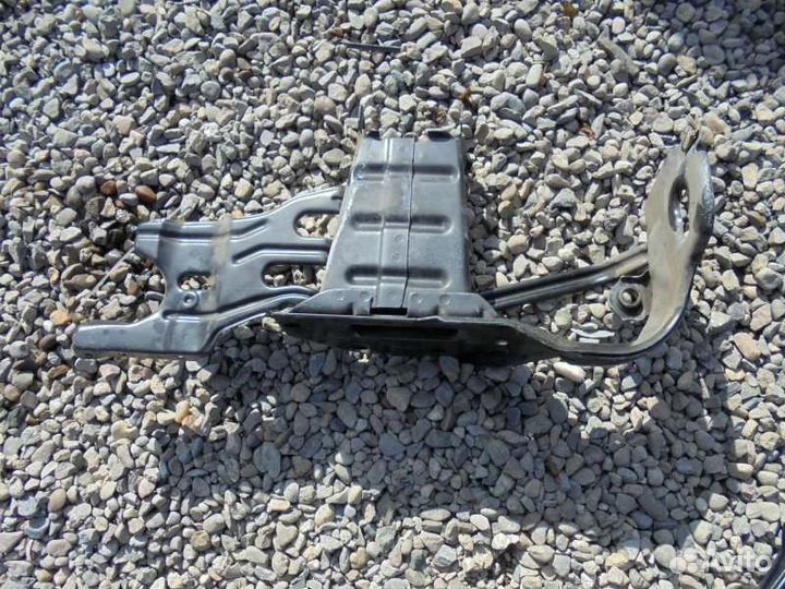 Кронштейн усилителя бампера передний левый