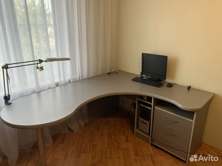 Угловой компьютерный стол