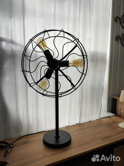 Настольная лампа