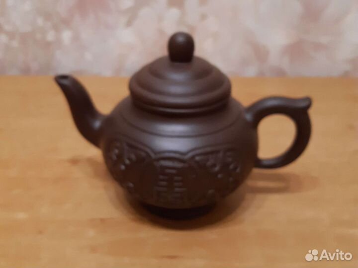 Заварочный чайник на блюдце