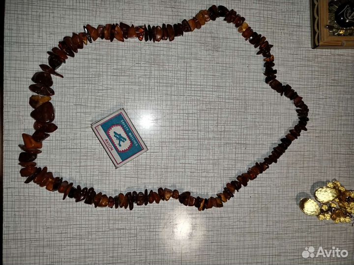 Янтарные бусы, броши, серьги