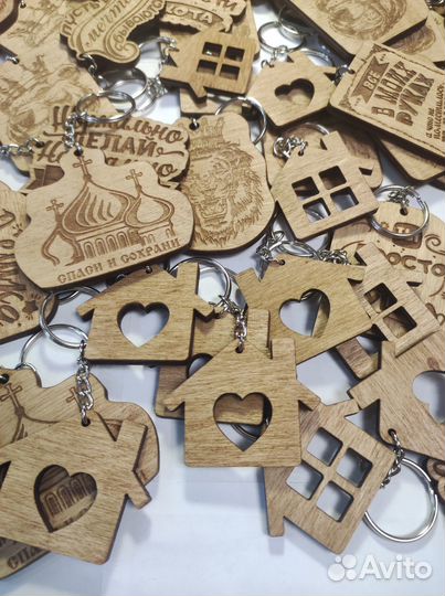 Брелоки оптом выполненные из дерева 60 шт