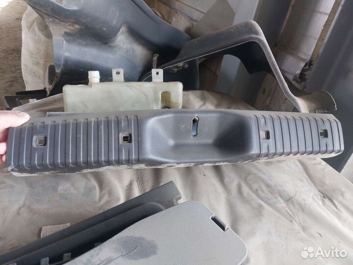 Пластиковая обшивка багажника на subaru impreza