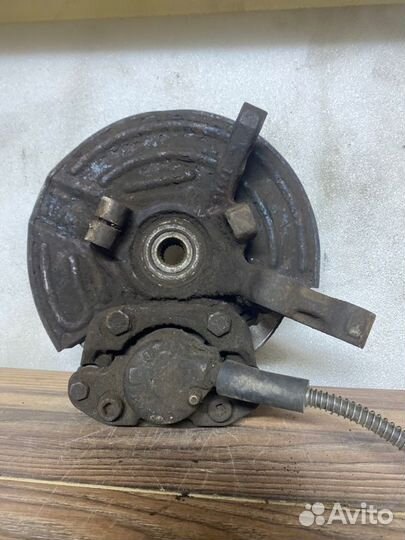 Кулак поворотный передний левый Renault Symbol 1