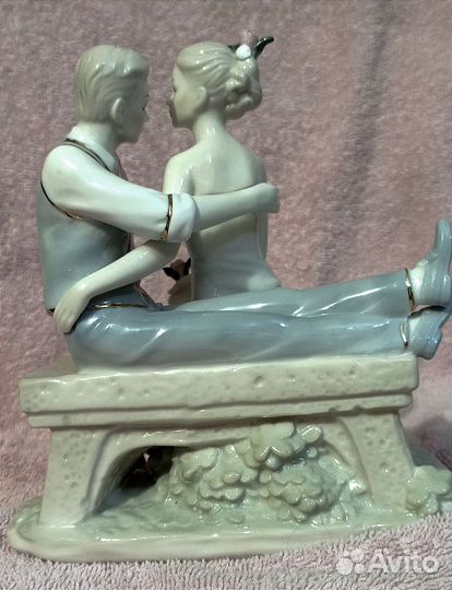 Фарфоровая статуэтка влюблённые