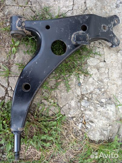 Продается рычаг правый передний для тойота Рав-4 1