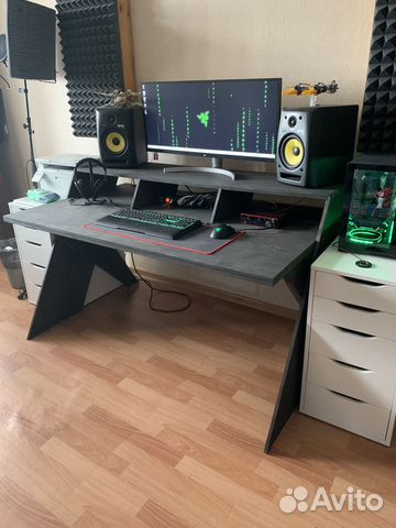 Компьютерный стол для музыкантов