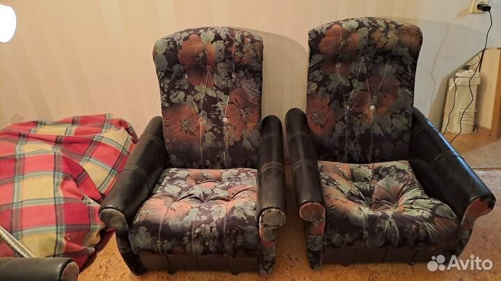 Диван, 2 кресла и 2 пуфика