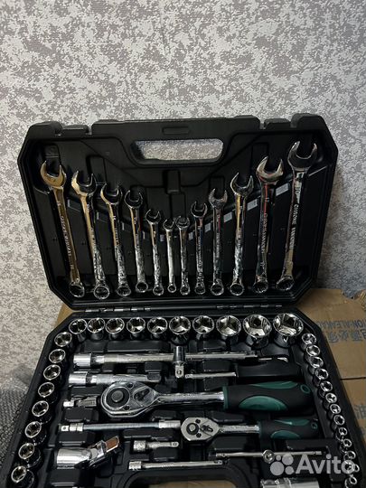 Набор инструментов ключи головки отвертки 61 пр