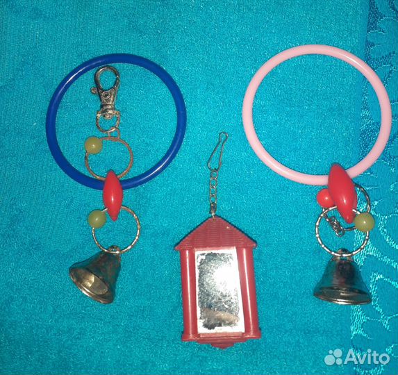 Поилка и игрушка для птиц