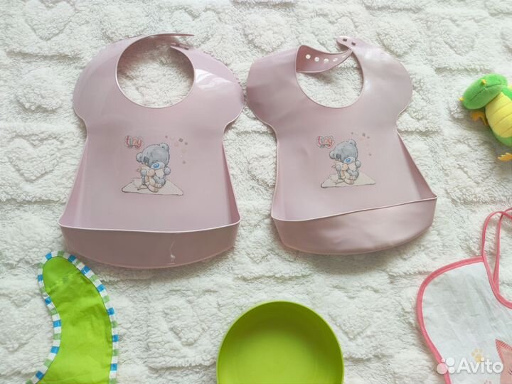 Нагрудник и посуда для кормления малыша