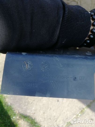 Дефлектор радиатора правый Renault Megan 3