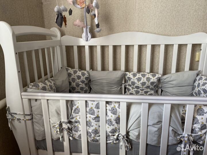 Детская кроватка с маятником и ящиком