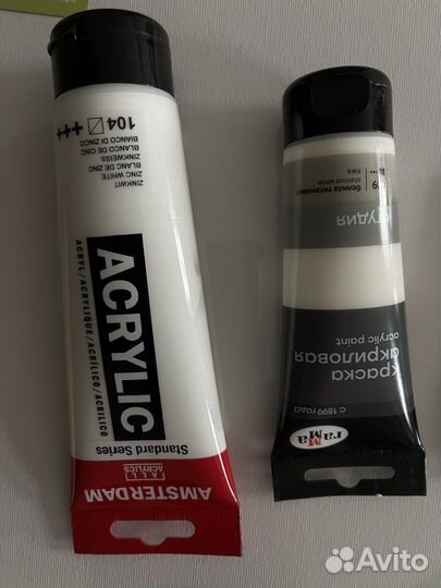 Набор красок и кисточек